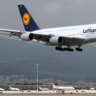 Un A-380 de Lufthansa aterriza en el aeropuerto de El Prat.-ANDREU DALMAU / EFE