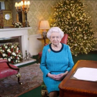 La reina Isabel II, en el mensaje de Navidad que esta tarde difundirán los medios británicos.-AFP / YUI MOK