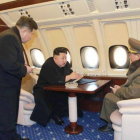 El dictador norcoreano, en el interior remodelado de su avión.-Foto: KCNA / EFE