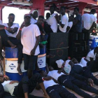 Parte de las personas rescatadas en la cubierta del ’Ocean Viking’.-AFP