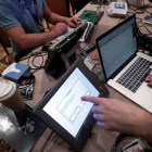 Piratas informáticos intentan acceder y cambiar los datos a la replica del sistema electoral durante el congreso Def Con en Las Vegas.-STEVE MARCUS (REUTERS)