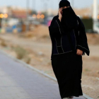 Una mujer saudi habla por teléfono mientras camina por una calle de Riad-REUTERS / FAISAL AL NASSER