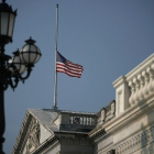 a Casa Blanca vuelve a ondear la bandera a media asta por la muerte de McCain tras las críticas a Trump.-ALEX WONG