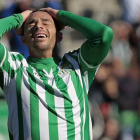 Rubén Castro se lamenta tras fallar una oportunidad, en un partido del Betis en el estadio Benito Villamarín.-Foto:   EFE / JULIO MUÑOZ