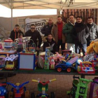 Una asociación xenófoba reparte juguetes "solo para niños españoles" en un municipio de Madrid.-Foto: ATLAS