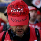 Trabajadores de Coca Cola protestan por el cierre de fábricas, frente a la sede del Partido Popular.-Foto: JOSÉ LUIS ROCA