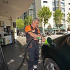 Un empleado llena un depósito en una gasolinera de Barcelona.-MÓNICA TUDELA