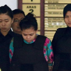 La indonesia Siti Aisyah saliendo del tribunal de Kuala Lumpur que la juzga, el 3 de octubre.-REUTERS / LAI SENG SIN