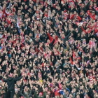 Aficionados del Bayern de Múnich animan a su equipo.-AFP / CRISTOF STACHE