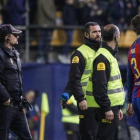 Piqué se dirige enfadado al palco del Estadio de la Cerámica tras el empate entre Villarreal y Barça.-MIGUEL LORENZO