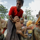 Refugiados roginyás llegan el pasado 5 de septiembre a un campo de refugiados cerca de la frontera con Bangladés.-AFP