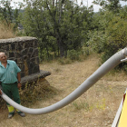 Una cisterna de la Diputación rellena el depósito de Molinos durante las cíclicas carestías. / VALENTÍN GUISANDE-