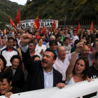 Cientos de personas se concentran en Ciñera de Gordón (León) en apoyo a los cuatro mineros encerrados en el pozo Aurelio.-ICAL