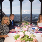Alain Ducasse, con los matriumonios Macron y Trump, en el restaurante de la Torre Eiffel Jules Verne, en el 2017.-SAUL LOEB