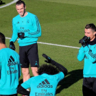 Bale, Ronaldo, Marcelo y Varane, durante el entrenamiento de este viernes en Valdebebas.-JUAN MANUEL PRATS