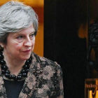 La primera ministra britanica, Theresa May, mientras espera la llegada del presidente de Ghana, Nana Addo Dankwa Akufo-Addo.-ANDY RAIN / EFE