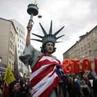 Manifestación contra el TTIP en Hannóver, con motivo de la visita de Barack Obama a la ciudad alemana, el pasado 23 de abril.-AP / MARKUS SCHREIBER