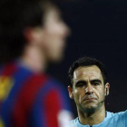 Velasco Carballo muestra una tarjeta amarilla a Messi.-Foto: REUTERS