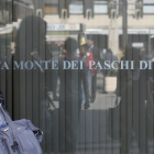 Una mujer pasa ante una oficina del banco Monte Dei Paschi Di Siena en Roma.-ARCHIVO / AP