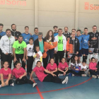 Los equipos del Sporting y del Río Duero juvenil con la viuda de José Luis Blasco, Visi Fernández.-HDS