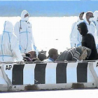 Inmigrantes rescatados a su llegada al puerto de Messina, en Sicilia, el sábado.-Foto: AP