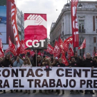 Manifestación de trabajadores de atención telefónica en Madrid.-EFE / LUCA PIERGIOVANNI
