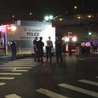 Policías y servicios de emergencias, en los alrededores de la estación de tren de Elizabeth, en Nueva Jersey.-EL PERIÓDICO