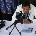 El presidente Rodrigo Duterte prueba un fusil chino.-AP / BULLIT MARQUEZ