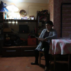 Mujer en situación de pobreza energética, en L'Hospitalet de Llobregat.-EL PERÓDICO