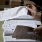 Imagen de archivo de papeletas de unas elecciones.-HDS