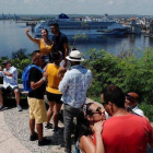 Unos turistas en La Habana.-EL PERIÓDICO
