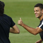 Hatem Ben Arfa habla con el uruguayo Cavani en un entrenamiento del PSG.-REUTERS / BENOIT TESSIER