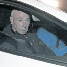 Santi Potros sale de la prisión de Alicante, el pasado mes de diciembre, tras ser excarcelado-EL PERIÓDICO