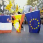 Quema de banderas en la manifestación de la Esquerra Independentista con motivo de la Diada.-EL PERIÓDICO