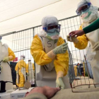 Personal de Médicos sin Fronteras recibe formación sobre medidas de protección contra el ébola, el pasado 1 de octubre en Bruselas.-Foto: AFP / EMMANUEL DUNAND