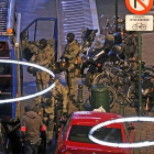 Agentes del cuerpo de élite de la policía belga durante los registros en Bruselas.-AFP / NICOLAS MAETERLINCK
