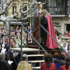 Los cofrades portan la imagen de Jesús Resucitado a su llegada a la Plaza Mayor. / VALENTÍN GUISANDE-