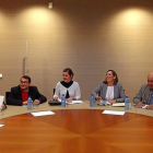 La consejera de Agricultura en la reunión con los miembros de la Mesa de La Leche y los portavoces parlamentarios.-ICAL