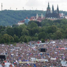 Miles de manifestantes protestan contra el primer ministro checo Andrej Babis en Praga.-MARTIN DIVISEK (EFE)