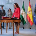 La nueva consejera de Igualdad Políticas Sociales y Conciliación Rocío Ruiz,  toma posesión de su cargo ante el presidente de la Junta de Andalucía, en enero.-EFE / JULIO MUNOZ