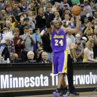Kobe Bryant saluda a los espectadores tras batir la marca de Michael Jordan, este domingo, en el partido entre los Lakers y los Timberwolves.-Foto: AP / ANN HEISENFELT