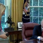 Captura de pantalla del video en el que se ve a Trump alabar la "bonita sonrisa" de una periodista.-RTVE NEWS