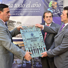 Pardo entrega la placa conmemorativa a Utrilla en presencia de Casado. / ÁLVARO MARTÍNEZ-