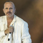Miguel Bosé, en un concierto en el Palau Sant Jordi en el 2015, un año antes de cumplir 60 años.-FERRAN SENDRA
