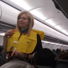 Captura del vídeo de la divertida explicación de la tripulación de un vuelo.-YOUTUBE