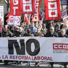 El inicio de la manifestación estuvo encabezado por una pancarla llevada por los secretarios provinciales de UGT y CC OO y delegados sindicales -