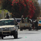 Soldados yemenís toman posiciones en torno a la residencia del presidente.-Foto: AFP / MOHAMMED HUWAIS