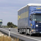 Camiones de transporte de mercancías en carretera. / V. G. -