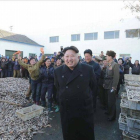 El líder de Corea del Norte, Kim Jong Un visita un centro de pesca del Ejército Popular de Corea.-Foto: REUTERS / KCNA