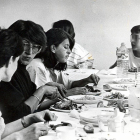 Refugiados bosnios durante una comida poco después de su llegada a Soria en 1992.-FERNANDO SANTIAGO